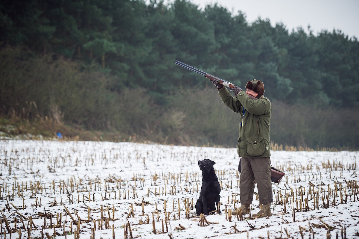 How can I reload my shotgun swiftly with cold, frozen fingers?