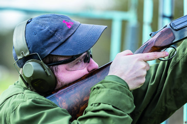 How do you hit low incomers when clay pigeon shooting?