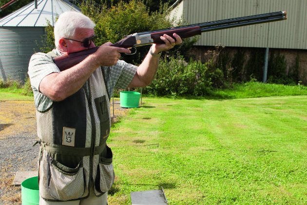 Looking at clay target 