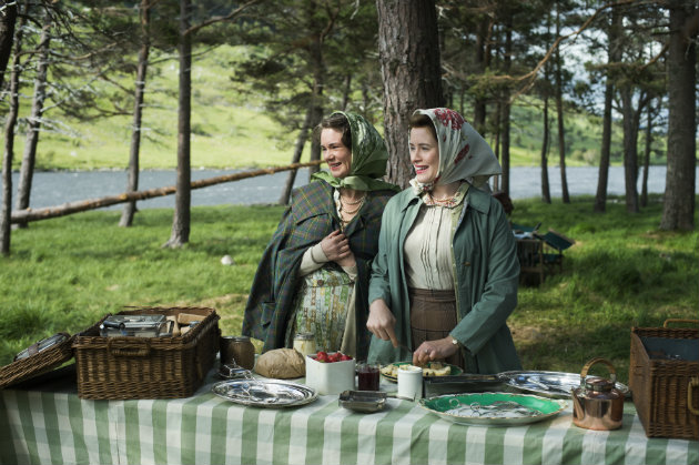 The Queen setting up a picnic 