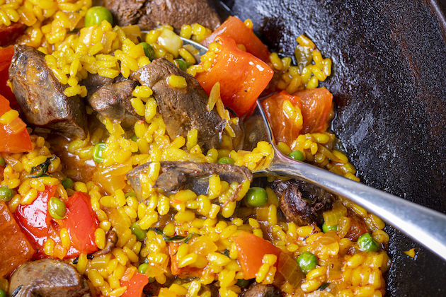 An easy and delicious recipe for pigeon paella with chorizo