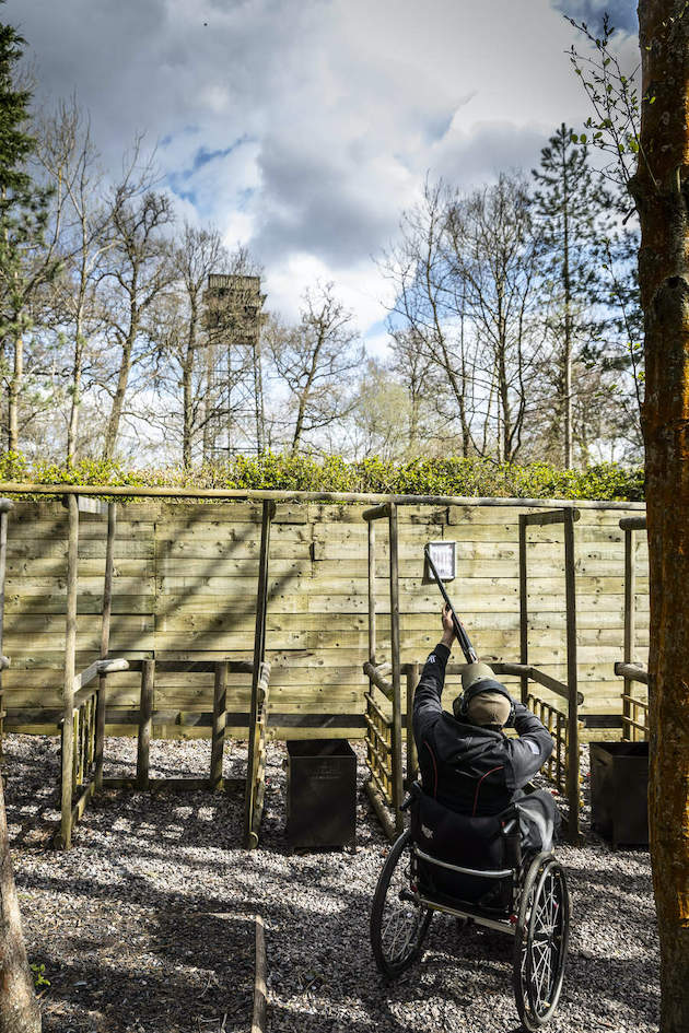 Shooting chondel clay target 