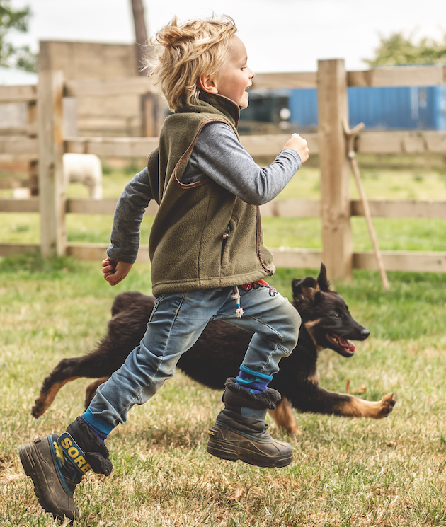 child and puppy 