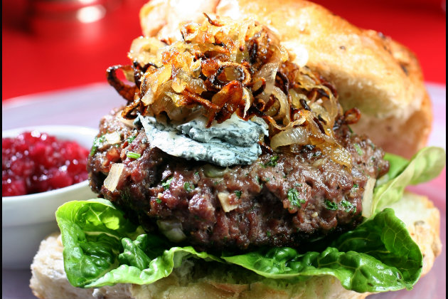 BBQ recipe &#8211; Venison burger with blue cheese and crispy shallots
