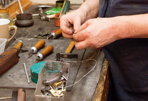 How can I tell if an amateur has tried to fix a gun?