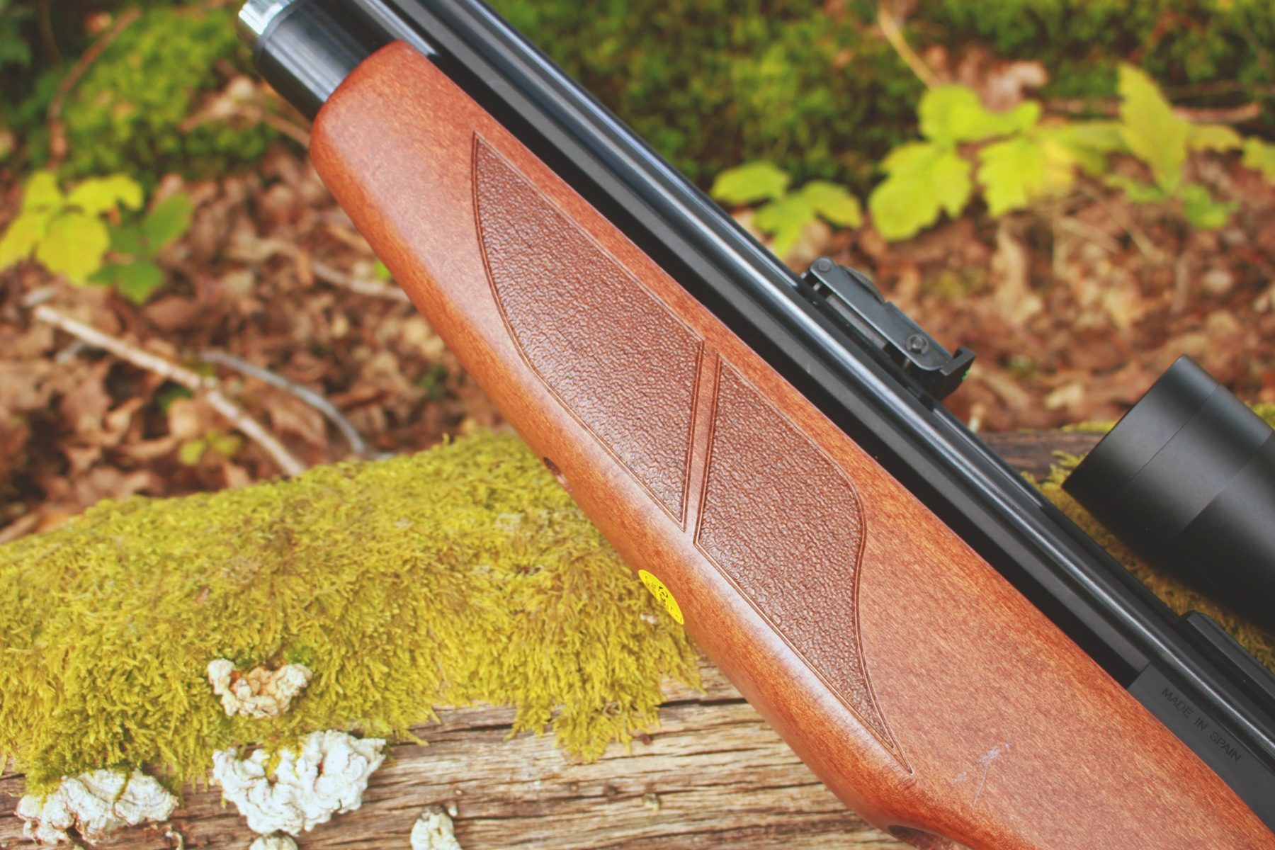 Pressed chequering on the hardwood forend of the Gamo Riser Punisher