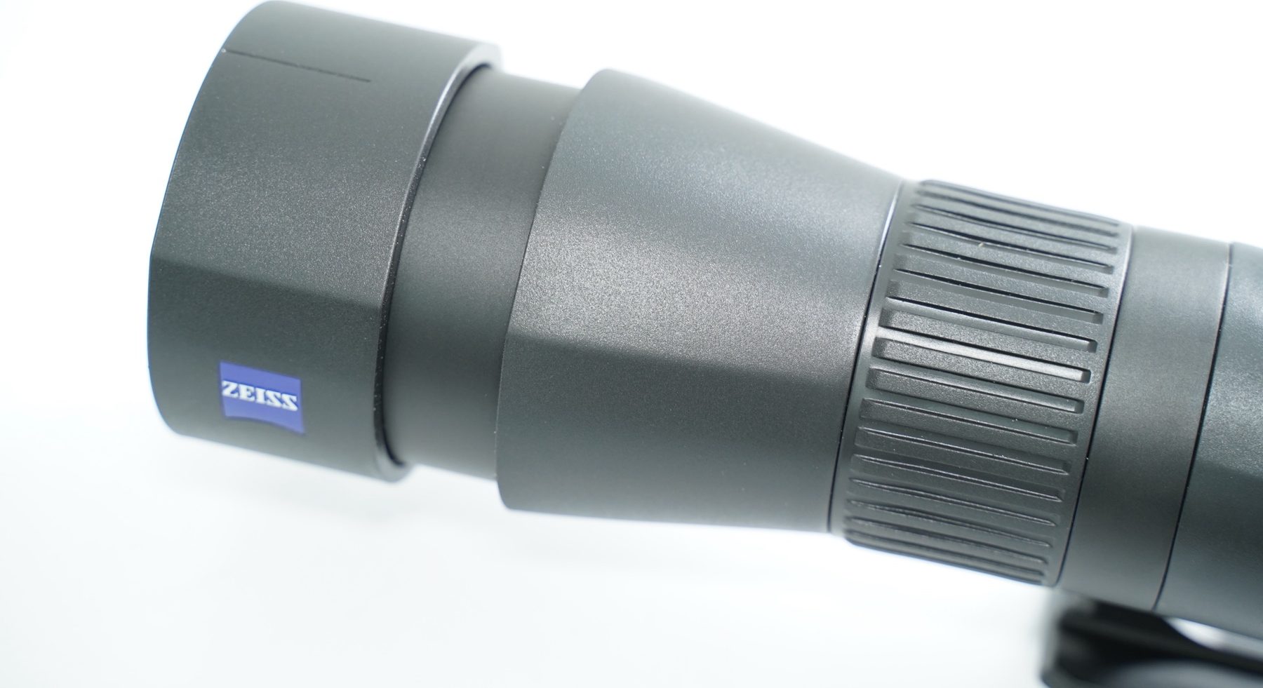 Extendable sunshade and zoom collar on the Zeiss Conquest Apia 65