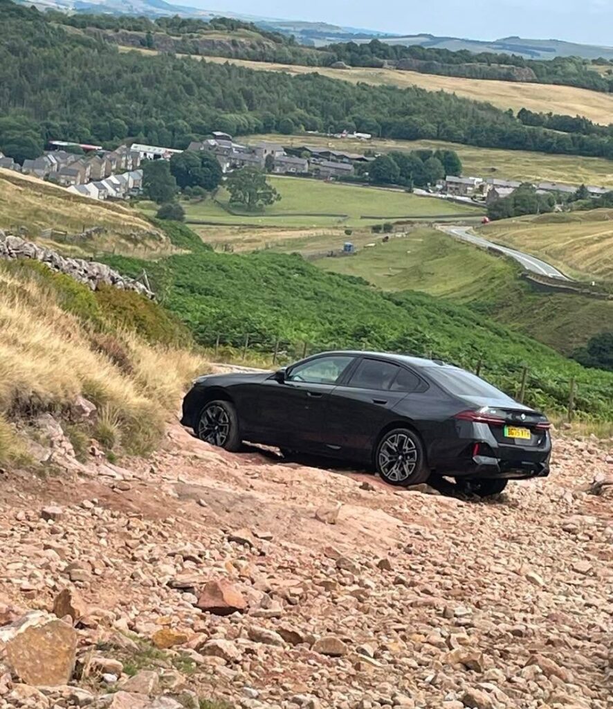 Gamekeepers pull stranded drivers off Peak District byway
