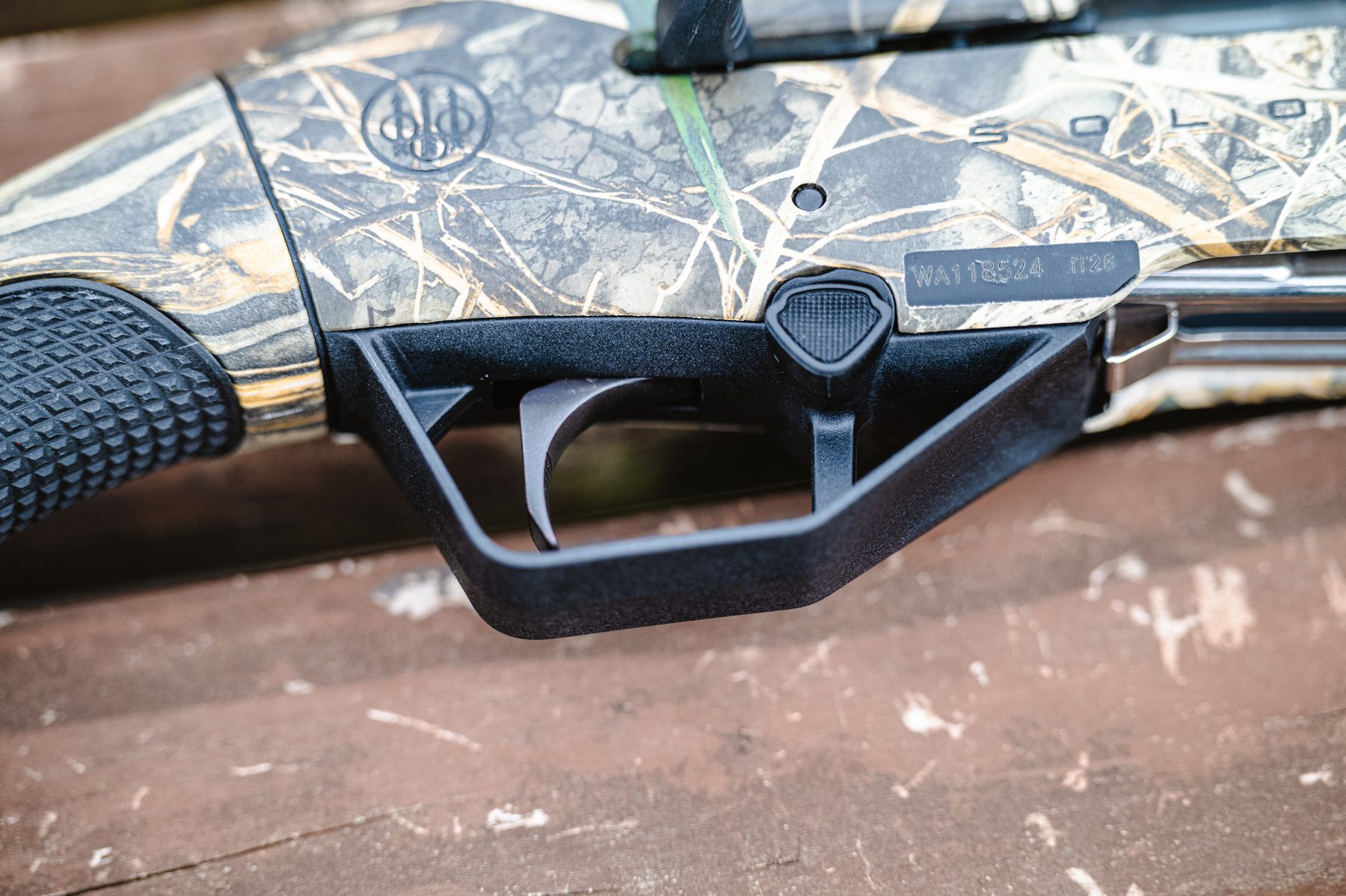 Flat trigger blade, large angled trigger guard and safety of the Beretta A400 Solo